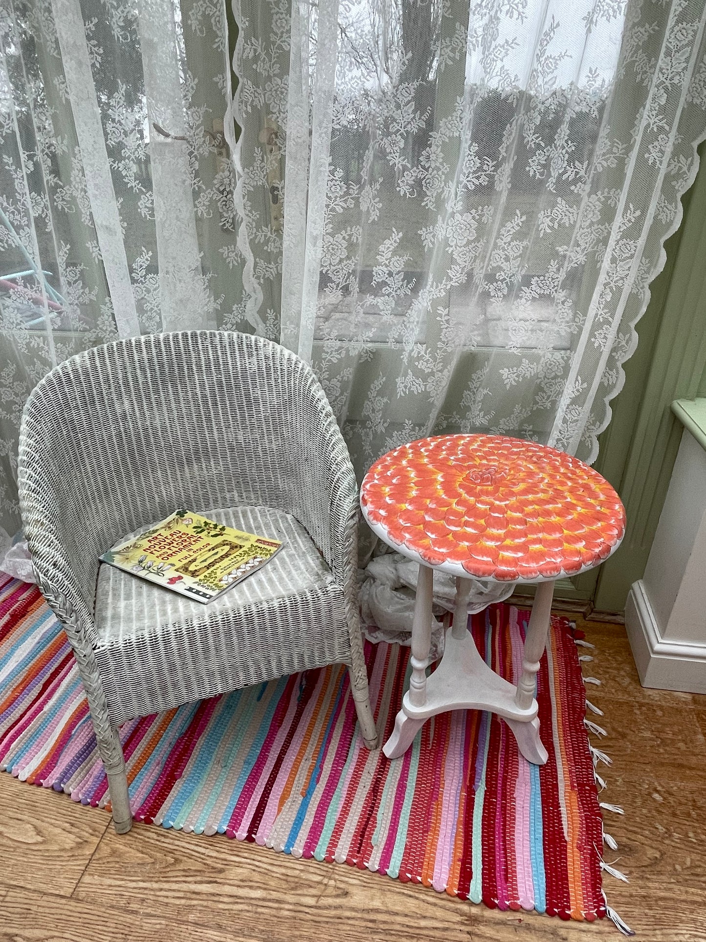 Side-table: Round Orange-Yellow Dahlia table